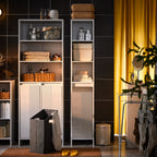Colonne de salle de bain avec panier à linge